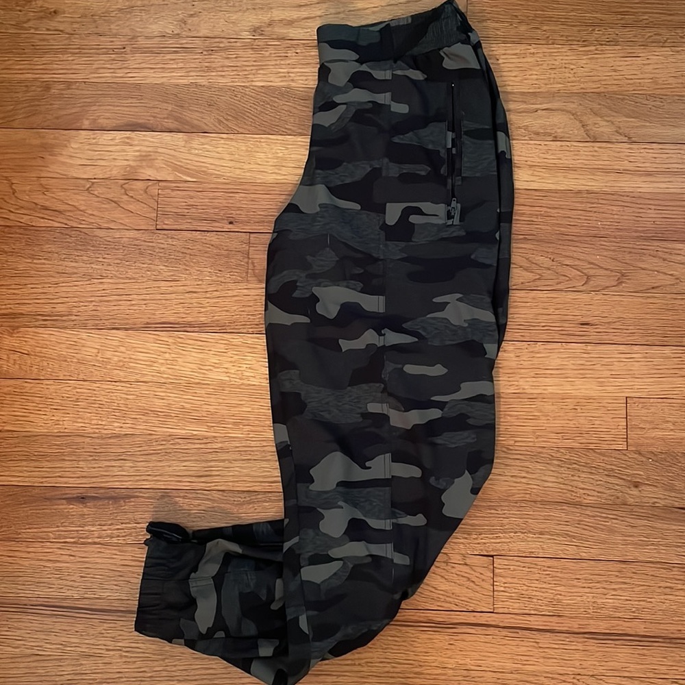 Old Navy Active Camo Joggers - Size M (EUC)